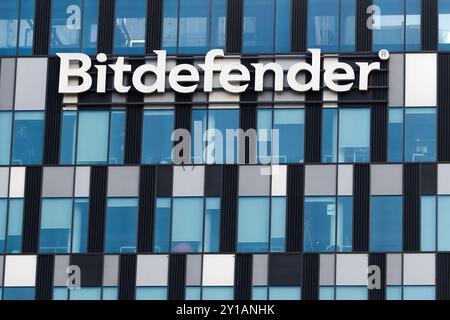Bucarest, Roumanie - 04 septembre 2024 : le logo de Bitdefender, société roumaine de cybersécurité et de logiciels antivirus, est visible sur le dessus de l'Orhi Banque D'Images