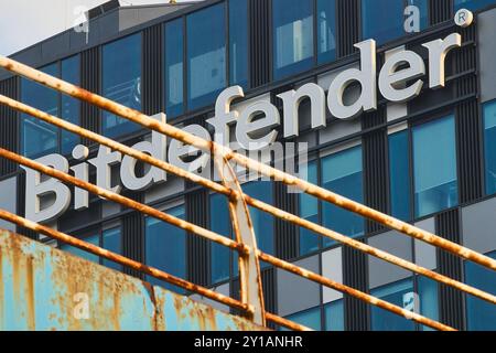 Bucarest, Roumanie - 04 septembre 2024 : le logo de Bitdefender, société roumaine de cybersécurité et de logiciels antivirus, est visible sur le dessus de l'Orhi Banque D'Images