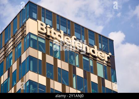 Bucarest, Roumanie - 04 septembre 2024 : le logo de Bitdefender, société roumaine de cybersécurité et de logiciels antivirus, est visible sur le dessus de l'Orhi Banque D'Images