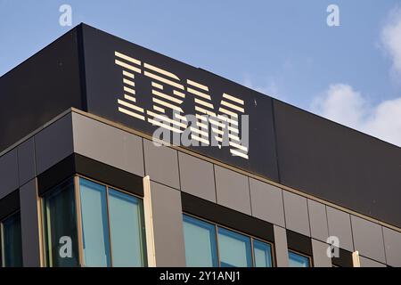 Bucarest, Roumanie - 04 septembre 2024 : le logo IBM est visible sur le toit du siège d'IBM Roumanie, à Bucarest, Roumanie. Banque D'Images