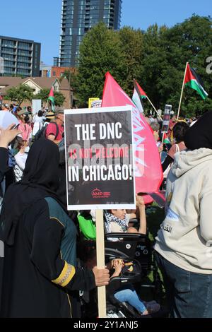 Un manifestant tenant un DNC n'est pas le bienvenu à Chicago à Union Park Banque D'Images