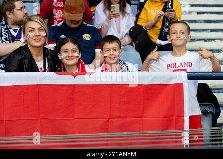 Les supporters polonais apprécient l'ambiance du match UEFA Nations League, League A, Group A1 entre l'Écosse et la Pologne à Hampden Park à Glasgow, Écosse, Royaume-Uni, le 5 septembre 2024 (photo par Andrew Surma/ Credit : Sipa USA/Alamy Live News Banque D'Images