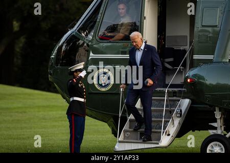 Washington, États-Unis. 05th Sep, 2024. Le président Joe Biden traverse la pelouse sud après avoir atterri à la Maison Blanche le jeudi 5 septembre 2024 à Washington, DC le président revient du Wisconsin où il a souligné son programme d'investissement dans l'Amérique. Photo de Samuel Corum/UPI crédit : UPI/Alamy Live News Banque D'Images