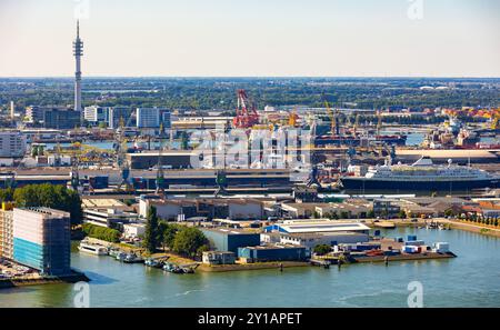 Vue aérienne du port de Rotterdam le jour d'été ensoleillé, pays-Bas Banque D'Images