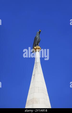 Corbeau avec un anneau d'or sur l'église Matthias à Budapest Banque D'Images