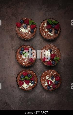 Tartelettes au chocolat, farcies de fromage cottage et de baies, petit déjeuner, fait maison, pas de gens Banque D'Images