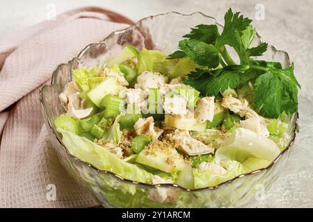 Salade Waldorf, salade de céleri avec pomme, dans un saladier en verre, lumière naturelle, fait maison, pas de gens Banque D'Images