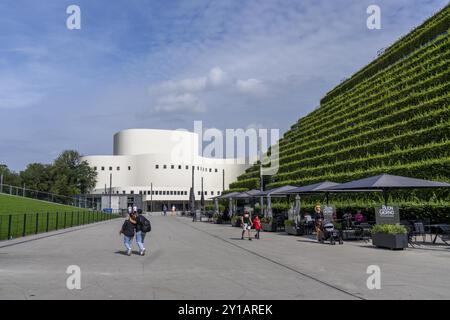 Façade verte, composée de plus de 30 000 poutres, qui forment une haie de 8 kilomètres de long, sur le toit et la façade du bâtiment Koe-Bogen-2 Banque D'Images