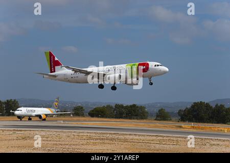 Deux avions, Portugal en approche, Condor sur la piste, journée ensoleillée avec ciel légèrement nuageux, Faro, Algarve, Portugal, Europe Banque D'Images