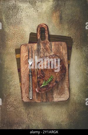 Steak grillé, steak de bœuf, steak Rib Eye, sur une planche à découper, vue de dessus, pas de gens Banque D'Images