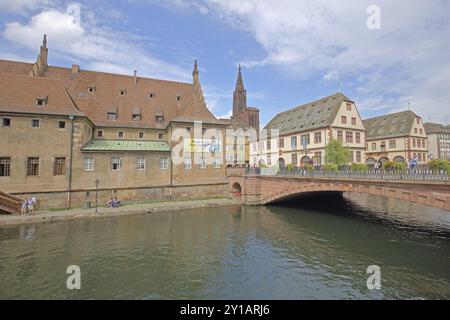 Ancienne douane, ancienne maison de douane avec pont en arc de pierre Pont du Corbeau et Musée historique, musée historique, bâtiment, clocher de l'une Banque D'Images