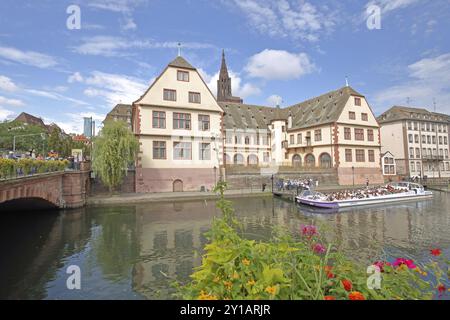 Musée historique, musée historique, pont en arc de pierre, Pont du Corbeau et rivière Ill avec trafic de bateaux, tourisme, tourisme, visite de la ville, église towe Banque D'Images