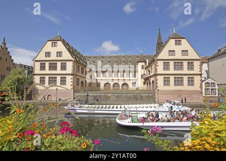 Musée historique, musée historique, Ill, rivière avec trafic de bateaux, tourisme, tourisme, visite de la ville, idylle, décoration florale, Grande Ile, Strasbourg Banque D'Images