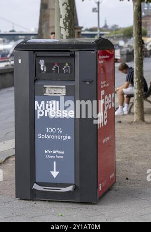 Compacteur de déchets, poubelle dans les espaces publics, ici sur les rives de la vieille ville de Duesseldorf, les ordures jetées sont compactées et peuvent donc ho Banque D'Images