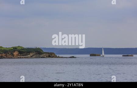 Pointe de l'Armorique à l'extrémité de la presqu'île de Plougastel-Daoulas avec ancien fort, à droite deux dauphins construits par la marine allemande pendant le S. Banque D'Images