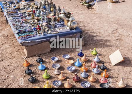 Une scène de marché marocaine colorée le long d'une rue animée, avec des vendeurs vendant des épices, des textiles et des produits artisanaux Banque D'Images