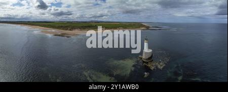 Phare dans la mer, tir de drone, phare de Rattray Head, Peterhead, Aberdeenshire, Écosse, Grande-Bretagne Banque D'Images