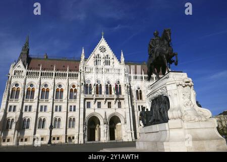 Statue équestre Gyula Andrassy devant le Parlement à Budapest Banque D'Images