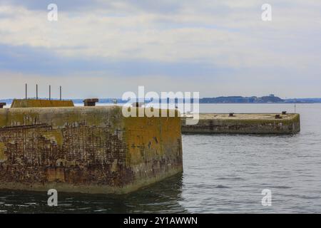 Deux dauphins construits par la marine allemande pendant la seconde Guerre mondiale dans la baie de la Rade de Brest au large de la péninsule de Plougastel-Daoulas, où se trouve le cuirassé Banque D'Images