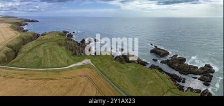 Château de Slains, ruines de château sur les falaises, tir de drone, Cruden Bay, Peterhead, Aberdeenshire, Écosse, Grande-Bretagne Banque D'Images