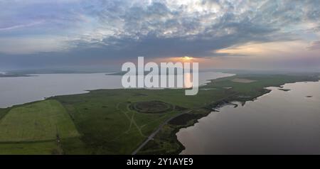 Anneau de Brodgar, cercle de pierre et fossé, monument néolithique, site du patrimoine mondial de l'UNESCO, drone tiré de l'extérieur du site, Mainland, Orkney Island, SC Banque D'Images