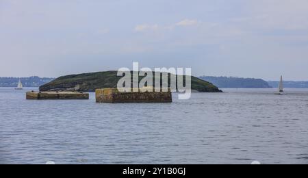 Deux dauphins construits par la marine allemande pendant la seconde Guerre mondiale dans la baie de la Rade de Brest au large de la péninsule de Plougastel-Daoulas, où se trouve le cuirassé Banque D'Images