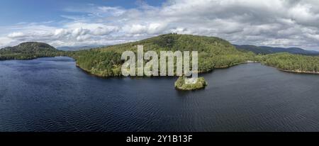 Loch au château d'Eilein, loch avec île avec ruines de château, tir de drone, Rothiemurchus, parc national de Cairngorms, Écosse, grande-Bretagne Banque D'Images