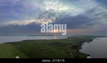 Anneau de Brodgar, cercle de pierre et fossé, monument néolithique, site du patrimoine mondial de l'UNESCO, drone tiré de l'extérieur du site, Mainland, Orkney Island, SC Banque D'Images