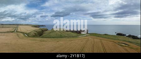 Château de Slains, ruines de château sur les falaises, tir de drone, Cruden Bay, Peterhead, Aberdeenshire, Écosse, Grande-Bretagne Banque D'Images