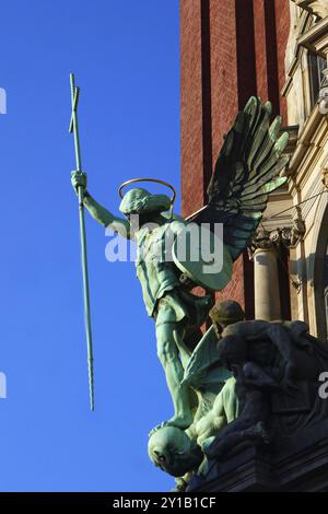 Statue de l'Archange par August Vogel au-dessus du portail ouest du Michel de Hambourg Banque D'Images