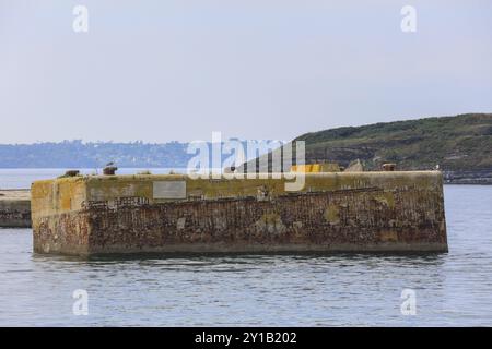 Deux dauphins construits par la marine allemande pendant la seconde Guerre mondiale dans la baie de la Rade de Brest au large de la péninsule de Plougastel-Daoulas, où se trouve le cuirassé Banque D'Images