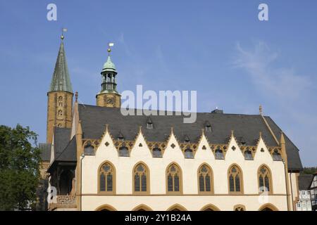 Église du marché de St Cosmas et Damian avec hôtel de ville à Goslar Banque D'Images