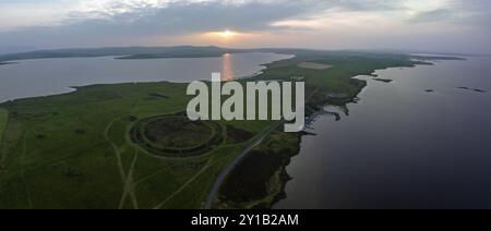 Anneau de Brodgar, cercle de pierre et fossé, monument néolithique, site du patrimoine mondial de l'UNESCO, drone tiré de l'extérieur du site, Mainland, Orkney Island, SC Banque D'Images