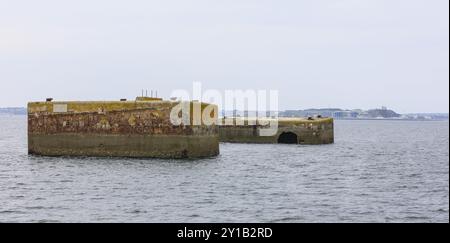 Deux dauphins construits par la marine allemande pendant la seconde Guerre mondiale dans la baie de la Rade de Brest au large de la péninsule de Plougastel-Daoulas, où se trouve le cuirassé Banque D'Images