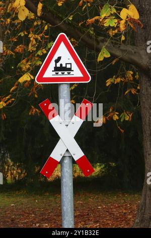 Panneau d'avertissement attention au trafic ferroviaire Banque D'Images