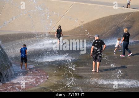 Seattle, États-Unis. 5 septembre 2024. Les gens tentent de se rafraîchir à la fontaine du Seattle Center alors qu'une vague de chaleur rare de septembre frappe le nord-ouest du Pacifique envoyant des températures dangereusement élevées. Le National Weather Service des États-Unis a émis un avertissement de chaleur s'étendant de 8h00 le 5 septembre au 6 septembre 23h00. James Anderson/Alamy Live News Banque D'Images