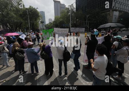 Mexico, Mexique. 05th Sep, 2024. Les travailleurs de la magistrature bloquent les rues près du Sénat du Mexique, bloquant l'accès aux législateurs, tout en manifestant pour protester contre la réforme judiciaire du président mexicain Andres Manuel Lopez Obrador pour élire par vote populaire les juges de la Cour suprême de justice (SCJN). Le 5 septembre 2024 à Mexico, Mexique. (Photo de Ian Robles/ crédit : Eyepix Group/Alamy Live News Banque D'Images