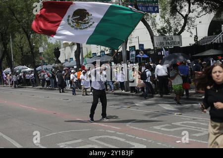 Mexico, Mexique. 05th Sep, 2024. Les travailleurs de la magistrature bloquent les rues près du Sénat du Mexique, bloquant l'accès aux législateurs, tout en manifestant pour protester contre la réforme judiciaire du président mexicain Andres Manuel Lopez Obrador pour élire par vote populaire les juges de la Cour suprême de justice (SCJN). Le 5 septembre 2024 à Mexico, Mexique. (Photo de Ian Robles/ crédit : Eyepix Group/Alamy Live News Banque D'Images