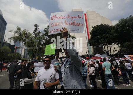 Mexico, Mexique. 05th Sep, 2024. Les travailleurs de la magistrature bloquent les rues près du Sénat du Mexique, bloquant l'accès aux législateurs, tout en manifestant pour protester contre la réforme judiciaire du président mexicain Andres Manuel Lopez Obrador pour élire par vote populaire les juges de la Cour suprême de justice (SCJN). Le 5 septembre 2024 à Mexico, Mexique. (Photo de Ian Robles/ crédit : Eyepix Group/Alamy Live News Banque D'Images