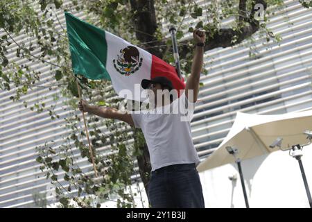 Mexico, Mexique. 05th Sep, 2024. Les travailleurs de la magistrature bloquent les rues près du Sénat du Mexique, bloquant l'accès aux législateurs, tout en manifestant pour protester contre la réforme judiciaire du président mexicain Andres Manuel Lopez Obrador pour élire par vote populaire les juges de la Cour suprême de justice (SCJN). Le 5 septembre 2024 à Mexico, Mexique. (Photo de Ian Robles/ crédit : Eyepix Group/Alamy Live News Banque D'Images