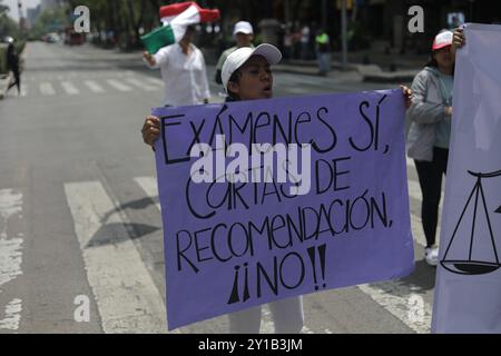 Mexico, Mexique. 05th Sep, 2024. Les travailleurs de la magistrature bloquent les rues près du Sénat du Mexique, bloquant l'accès aux législateurs, tout en manifestant pour protester contre la réforme judiciaire du président mexicain Andres Manuel Lopez Obrador pour élire par vote populaire les juges de la Cour suprême de justice (SCJN). Le 5 septembre 2024 à Mexico, Mexique. (Photo de Ian Robles/ crédit : Eyepix Group/Alamy Live News Banque D'Images