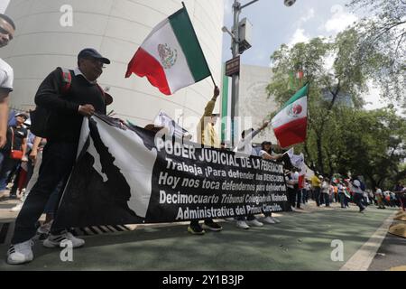 Mexico, Mexique. 05th Sep, 2024. Les travailleurs de la magistrature bloquent les rues près du Sénat du Mexique, bloquant l'accès aux législateurs, tout en manifestant pour protester contre la réforme judiciaire du président mexicain Andres Manuel Lopez Obrador pour élire par vote populaire les juges de la Cour suprême de justice (SCJN). Le 5 septembre 2024 à Mexico, Mexique. (Photo de Ian Robles/ crédit : Eyepix Group/Alamy Live News Banque D'Images