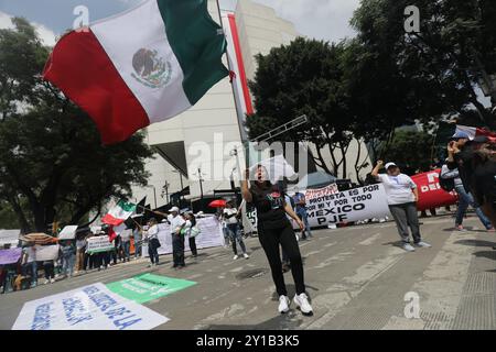 Mexico, Mexique. 05th Sep, 2024. Les travailleurs de la magistrature bloquent les rues près du Sénat du Mexique, bloquant l'accès aux législateurs, tout en manifestant pour protester contre la réforme judiciaire du président mexicain Andres Manuel Lopez Obrador pour élire par vote populaire les juges de la Cour suprême de justice (SCJN). Le 5 septembre 2024 à Mexico, Mexique. (Photo de Ian Robles/ crédit : Eyepix Group/Alamy Live News Banque D'Images