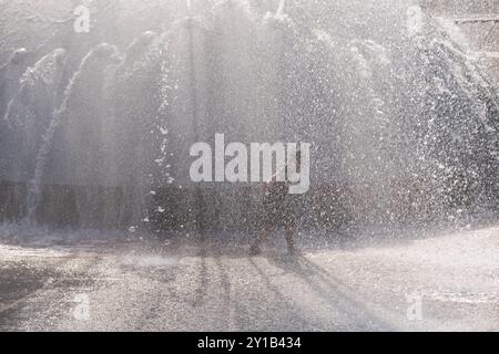 Seattle, États-Unis. 5 septembre 2024. Les gens tentent de se rafraîchir à la fontaine du Seattle Center alors qu'une vague de chaleur rare de septembre frappe le nord-ouest du Pacifique envoyant des températures dangereusement élevées. Le National Weather Service des États-Unis a émis un avertissement de chaleur s'étendant de 8h00 le 5 septembre au 6 septembre 23h00. James Anderson/Alamy Live News Banque D'Images