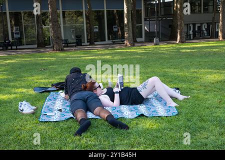 Seattle, États-Unis. 5 septembre 2024. Les gens tentent de se rafraîchir à la fontaine du Seattle Center alors qu'une vague de chaleur rare de septembre frappe le nord-ouest du Pacifique envoyant des températures dangereusement élevées. Le National Weather Service des États-Unis a émis un avertissement de chaleur s'étendant de 8h00 le 5 septembre au 6 septembre 23h00. James Anderson/Alamy Live News Banque D'Images