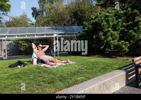 Seattle, États-Unis. 5 septembre 2024. Les gens tentent de se rafraîchir à la fontaine du Seattle Center alors qu'une vague de chaleur rare de septembre frappe le nord-ouest du Pacifique envoyant des températures dangereusement élevées. Le National Weather Service des États-Unis a émis un avertissement de chaleur s'étendant de 8h00 le 5 septembre au 6 septembre 23h00. James Anderson/Alamy Live News Banque D'Images