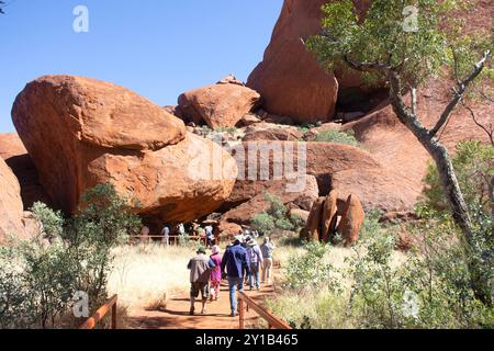 Piste pour la grotte de Kulpi Mutitjulu, Mala Walk, Uluru (Ayers Rock), parc national de Uluṟu-Kata Tjuṯa, territoire du Nord, Australie Banque D'Images