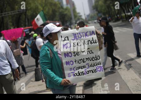 Mexico, Mexique. 05th Sep, 2024. Les travailleurs de la magistrature bloquent les rues près du Sénat du Mexique, bloquant l'accès aux législateurs, tout en manifestant pour protester contre la réforme judiciaire du président mexicain Andres Manuel Lopez Obrador pour élire par vote populaire les juges de la Cour suprême de justice (SCJN). Le 5 septembre 2024 à Mexico, Mexique. (Photo de Ian Robles/Eyepix Group/SIPA USA) crédit : SIPA USA/Alamy Live News Banque D'Images