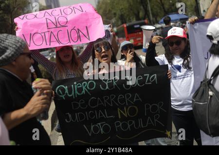 Mexico, Mexique. 05th Sep, 2024. Les travailleurs de la magistrature bloquent les rues près du Sénat du Mexique, bloquant l'accès aux législateurs, tout en manifestant pour protester contre la réforme judiciaire du président mexicain Andres Manuel Lopez Obrador pour élire par vote populaire les juges de la Cour suprême de justice (SCJN). Le 5 septembre 2024 à Mexico, Mexique. (Photo de Ian Robles/Eyepix Group/SIPA USA) crédit : SIPA USA/Alamy Live News Banque D'Images