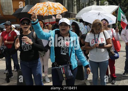 Mexico, Mexique. 05th Sep, 2024. Les travailleurs de la magistrature bloquent les rues près du Sénat du Mexique, bloquant l'accès aux législateurs, tout en manifestant pour protester contre la réforme judiciaire du président mexicain Andres Manuel Lopez Obrador pour élire par vote populaire les juges de la Cour suprême de justice (SCJN). Le 5 septembre 2024 à Mexico, Mexique. (Photo de Ian Robles/Eyepix Group/SIPA USA) crédit : SIPA USA/Alamy Live News Banque D'Images